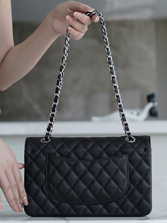 샤넬 클래식 미듐 플랩백 실버 A01112 그레인드 카프스킨