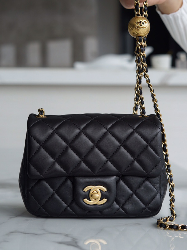 CHANEL-쁘띠삭 골드볼 플랙백 램스킨 금장-19