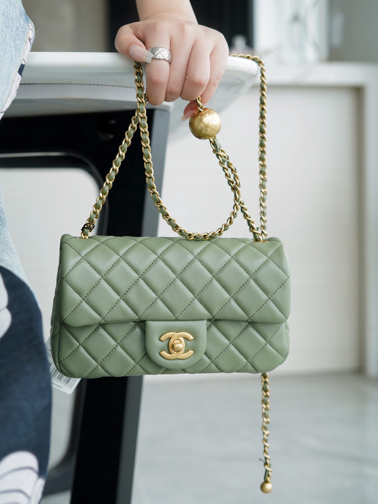 CHANEL-클래식 뉴미니 골드볼 플랩백-26