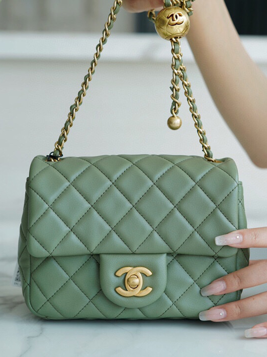 CHANEL-쁘띠삭 골드볼 플랙백 램스킨 금장-27