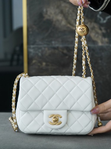 CHANEL-쁘띠삭 골드볼 플랙백 램스킨 금장-83