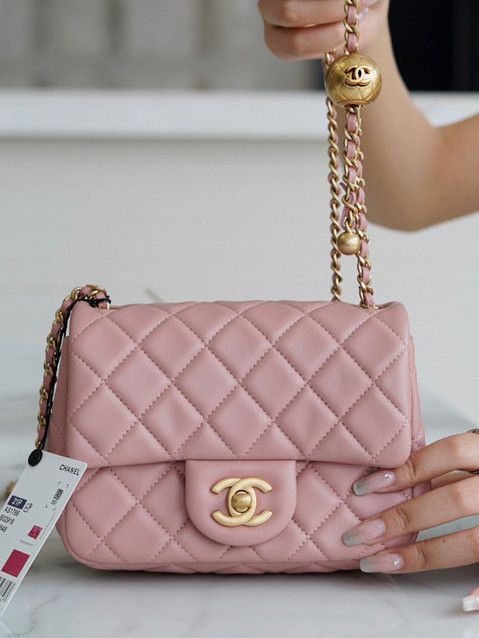 CHANEL-쁘띠삭 골드볼 플랙백 램스킨 금장-86