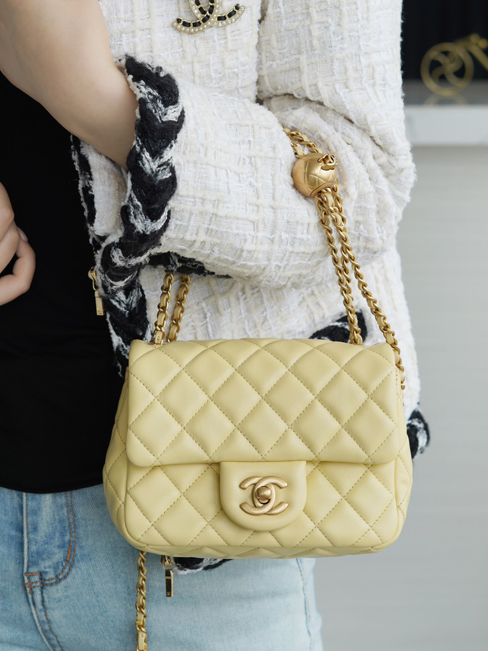 CHANEL-쁘띠삭 골드볼 플랙백 램스킨 금장-88