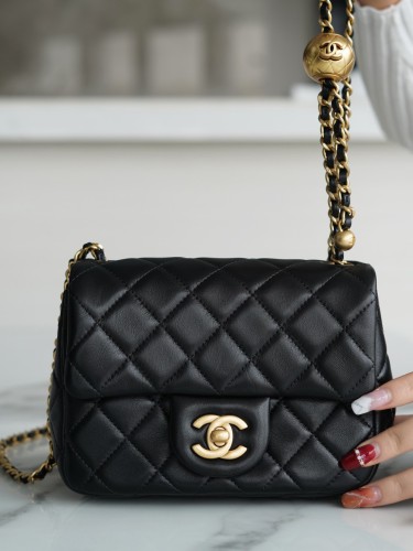 CHANEL-쁘띠삭 골드볼 플랙백 램스킨 금장-122