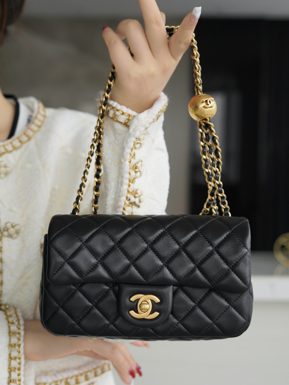 CHANEL-클래식 뉴미니 골드볼 플랩백-123