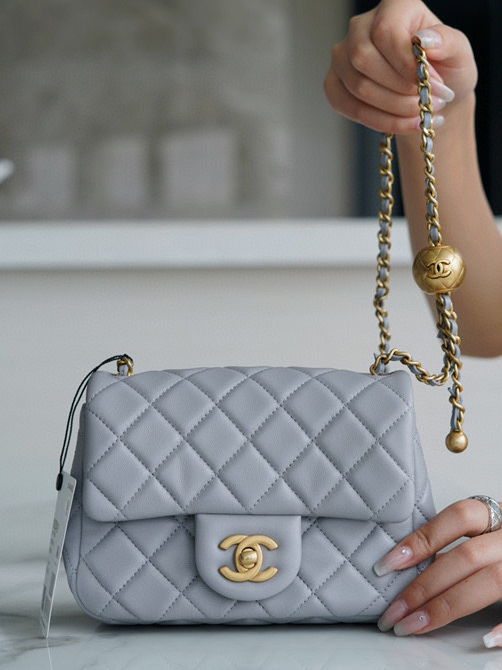 CHANEL-쁘띠삭 골드볼 플랙백 램스킨 금장-124