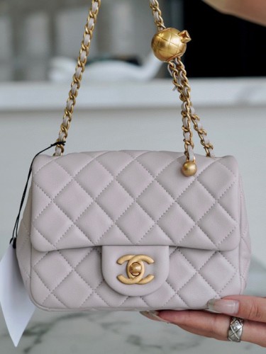 CHANEL-쁘띠삭 골드볼 플랙백 램스킨 금장-136