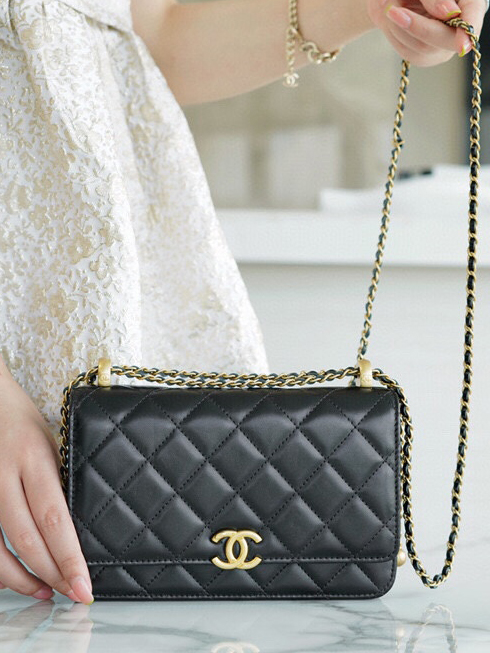 CHANEL-카프스킨 퀼팅 크로스백-156