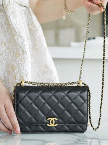 CHANEL-카프스킨 퀼팅 크로스백-156