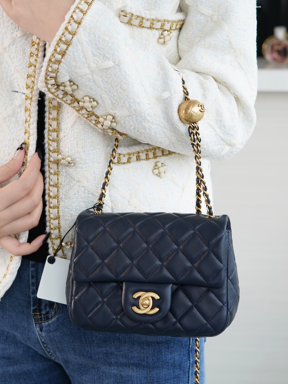 CHANEL-쁘띠삭 골드볼 플랙백 램스킨 금장-194