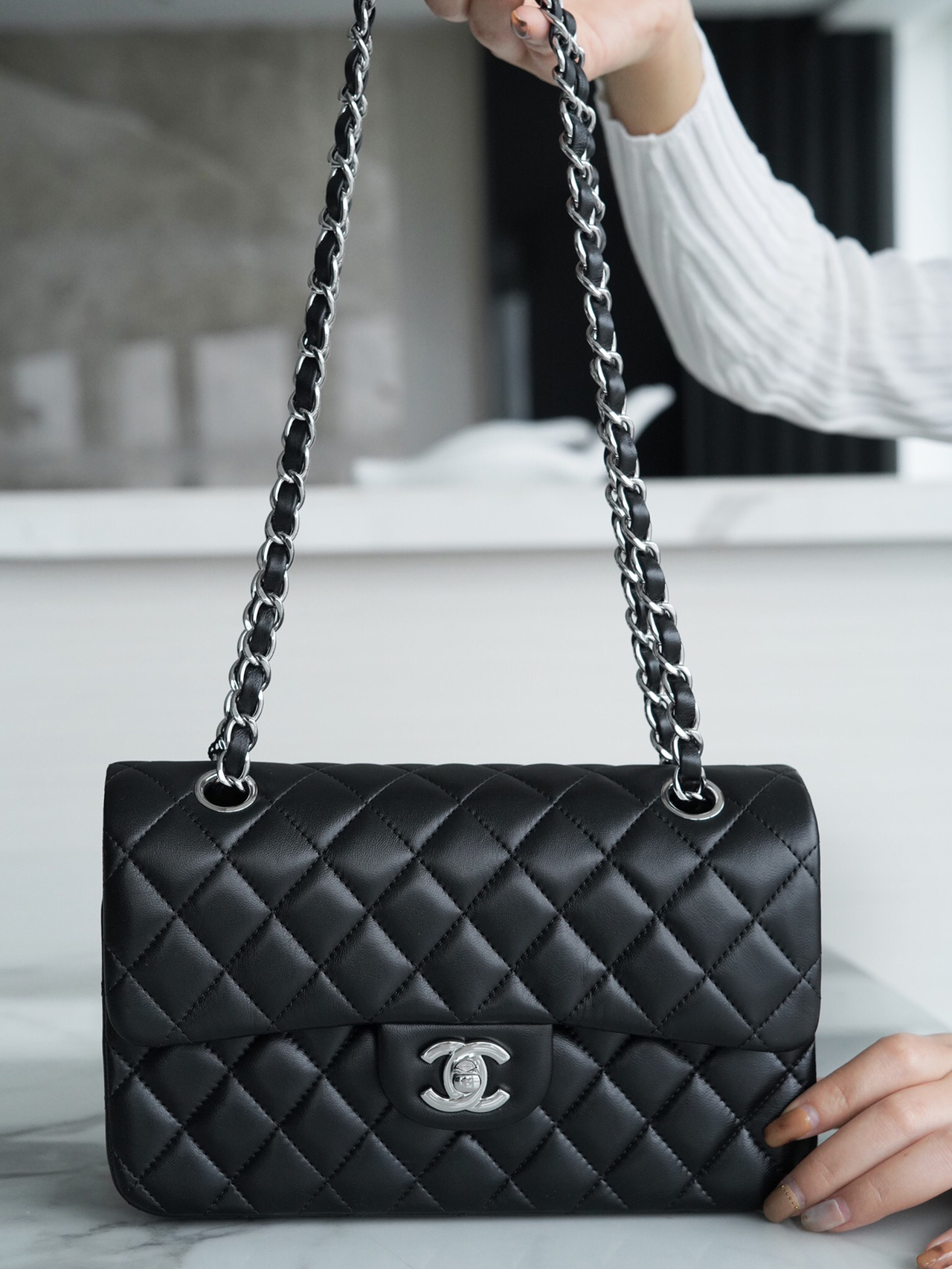 CHANEL-클래식 플랩 백 (23CM)-196