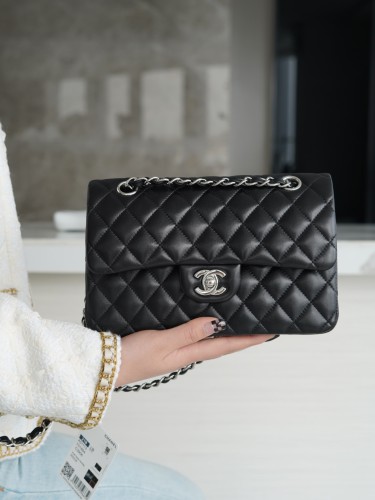 CHANEL-클래식 플랩 백 (23CM)-218