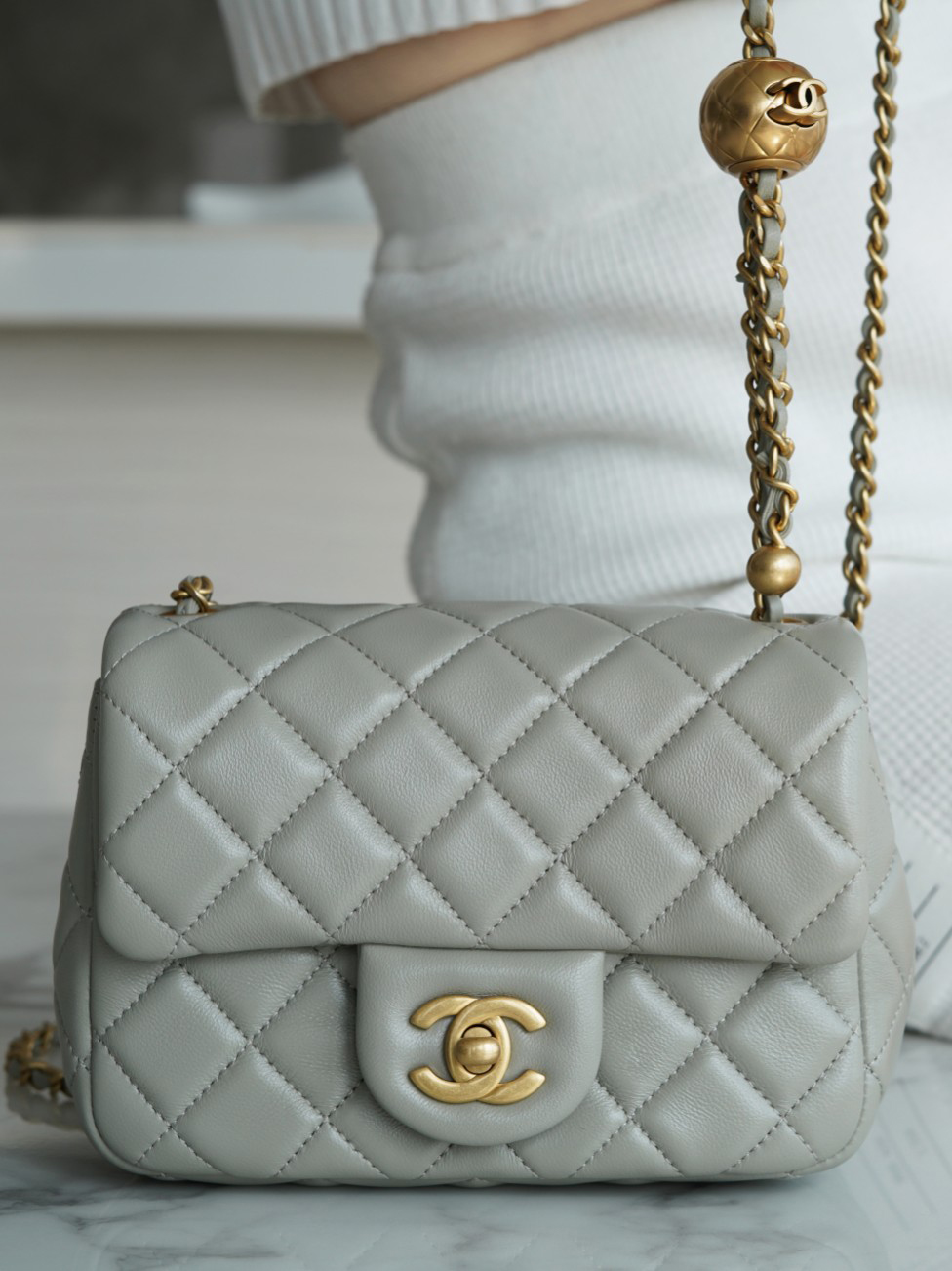 CHANEL-쁘띠삭 골드볼 플랙백 램스킨 금장-232