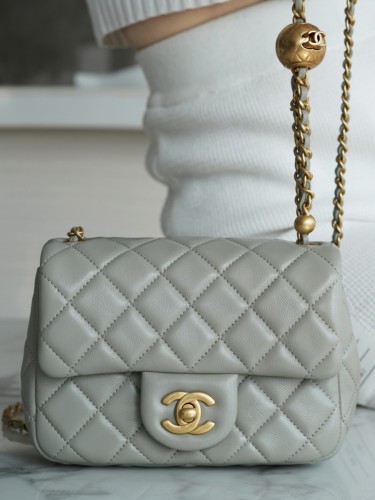 CHANEL-쁘띠삭 골드볼 플랙백 램스킨 금장-232