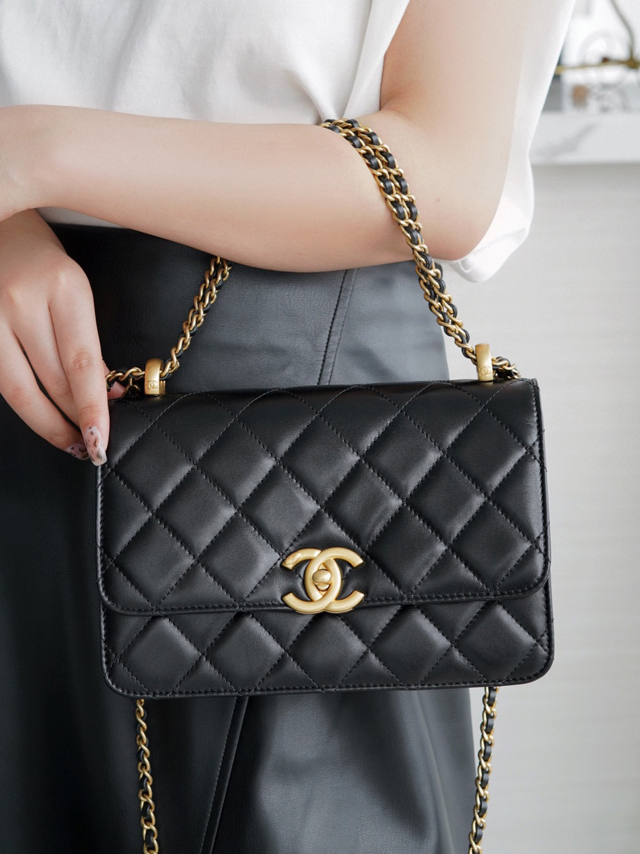 CHANEL-골드볼 체인플랩 크로스백-239