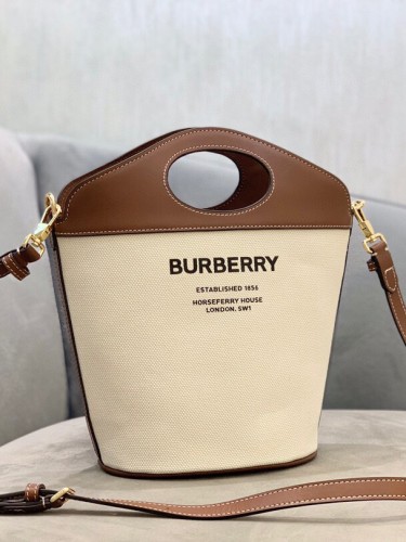 BURBERRY-버버리 레더 포켓 버킷 백-104