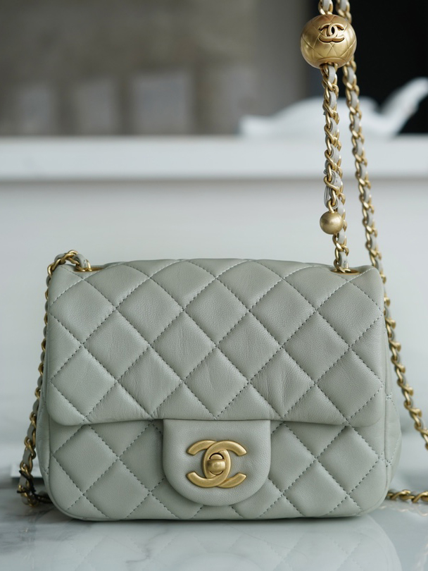 CHANEL-쁘띠삭 골드볼 플랙백 램스킨 금장-276