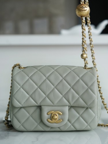 CHANEL-쁘띠삭 골드볼 플랙백 램스킨 금장-276