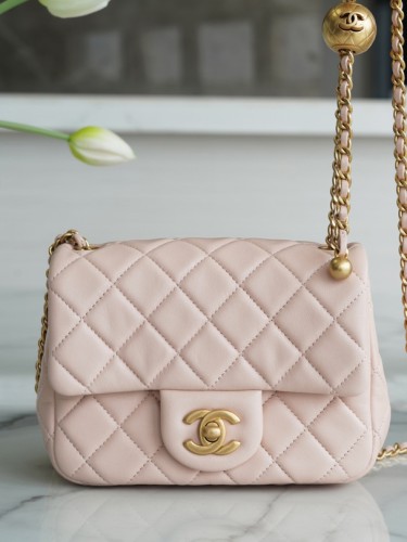 CHANEL-쁘띠삭 골드볼 플랙백 램스킨 금장-279