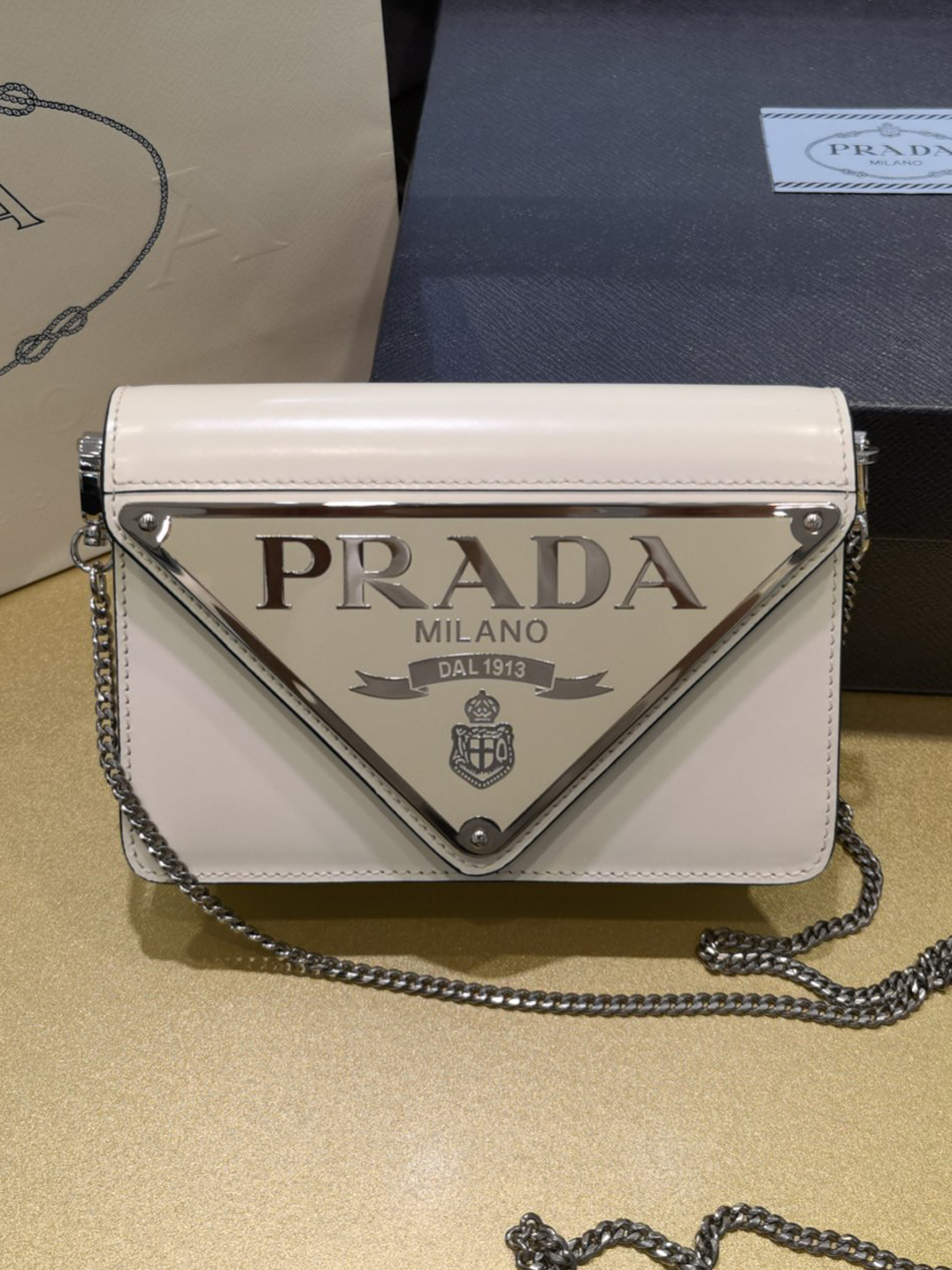 PRADA-브러시드 삼각로고 체일 클러치 숄더백-12
