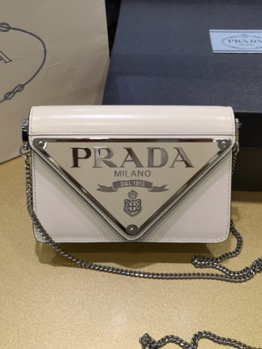 PRADA-브러시드 삼각로고 체일 클러치 숄더백-12