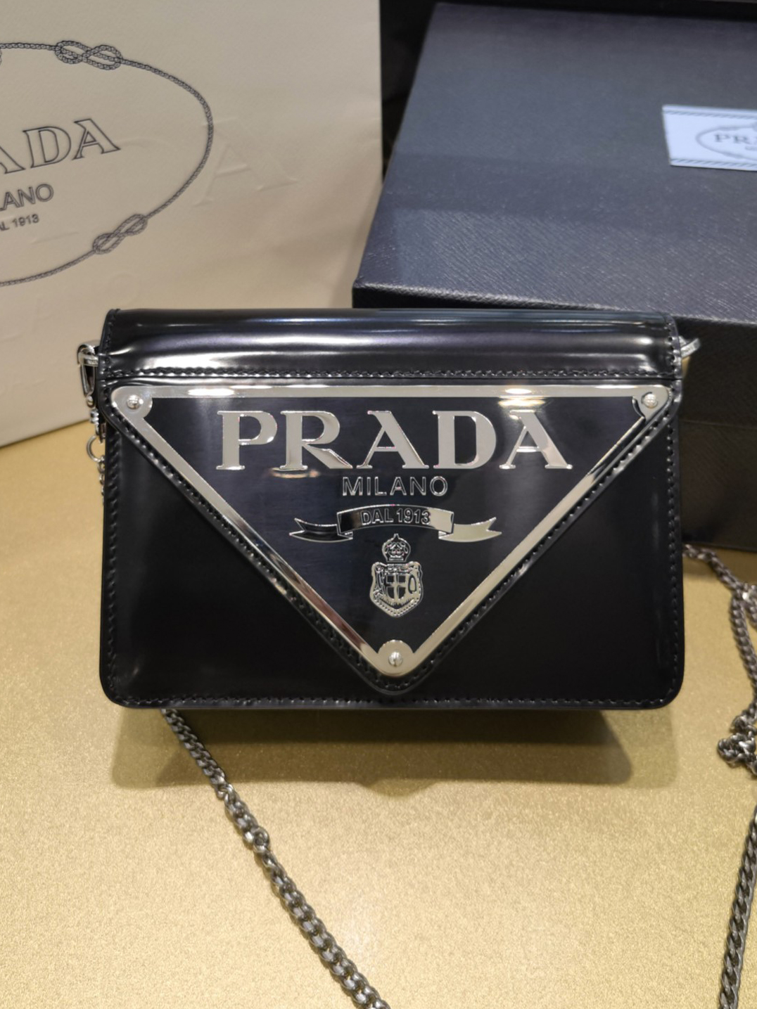 PRADA-브러시드 삼각로고 체일 클러치 숄더백-13
